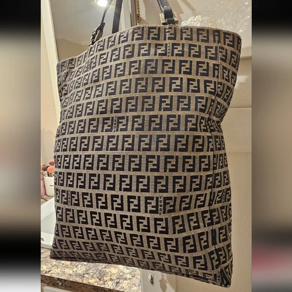 ***SOLD!!*** Fendi Zucca Totebag! COA included - Picture 9 of 13